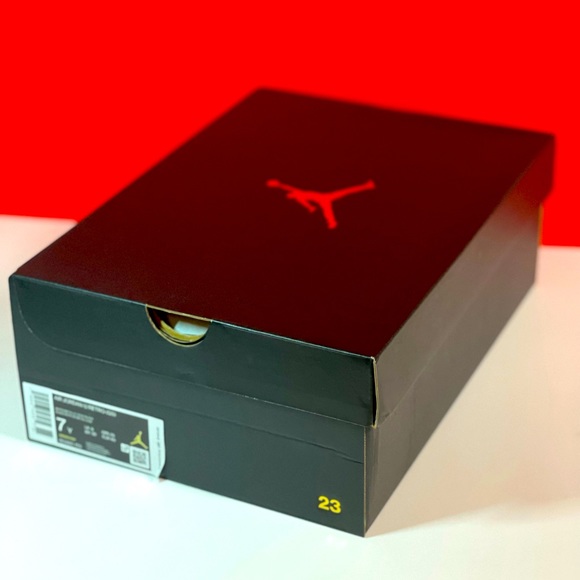 Air Jordan 12 Retro "Royalty Taxi" Size: (7y) - Picture 12 of 14